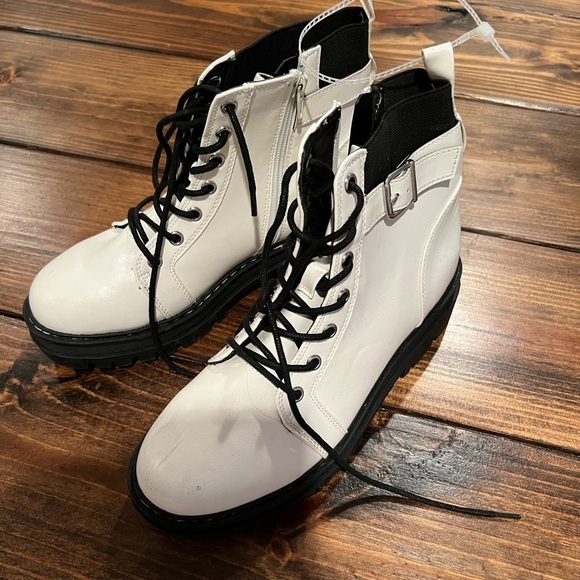 Jellypop Shoes - Jellypop Abstract White Lace-Up Ankle Boots, size 8.5, Doc Marten, see pics